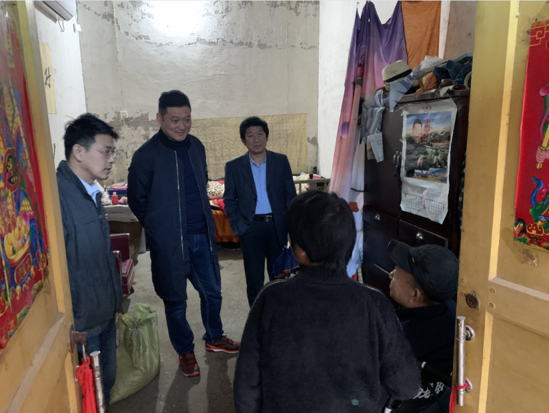 入戶(hù)走訪(fǎng)愛(ài)心暖 結對幫扶促攻堅 --弘義集團副董事長(cháng)王國棟一行到定點(diǎn)幫扶村開(kāi)展全國第七個(gè)“扶貧日”活動(dòng)