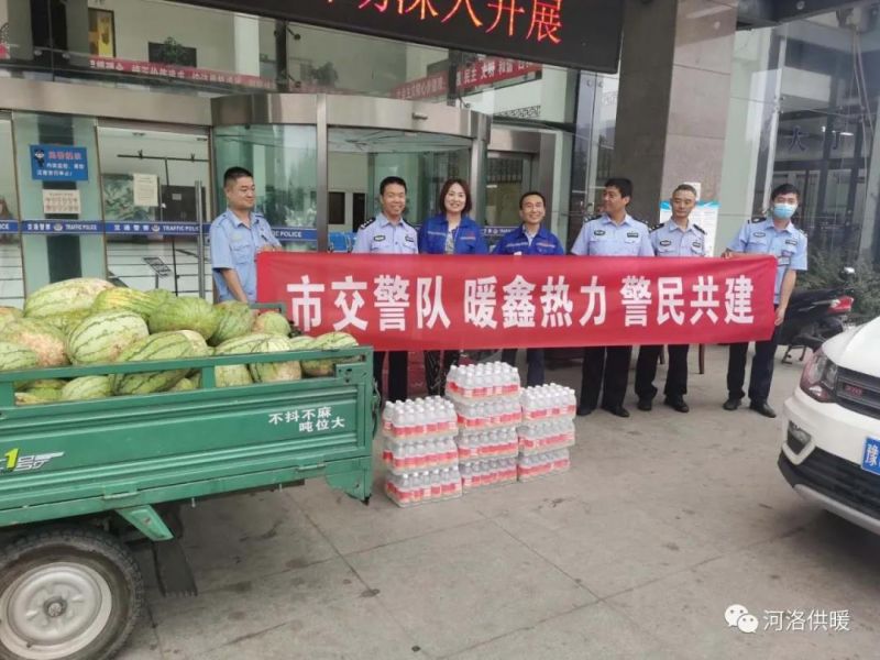 高溫下交警執勤忙，暖鑫熱力送瓜送水送清涼